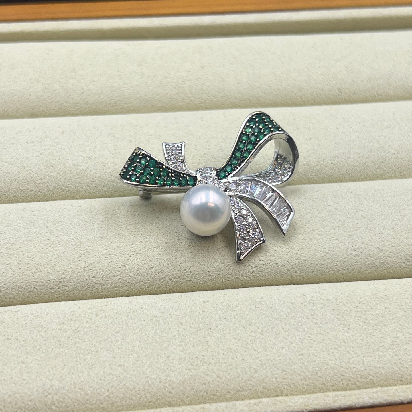 Green bow Pearl Brooch