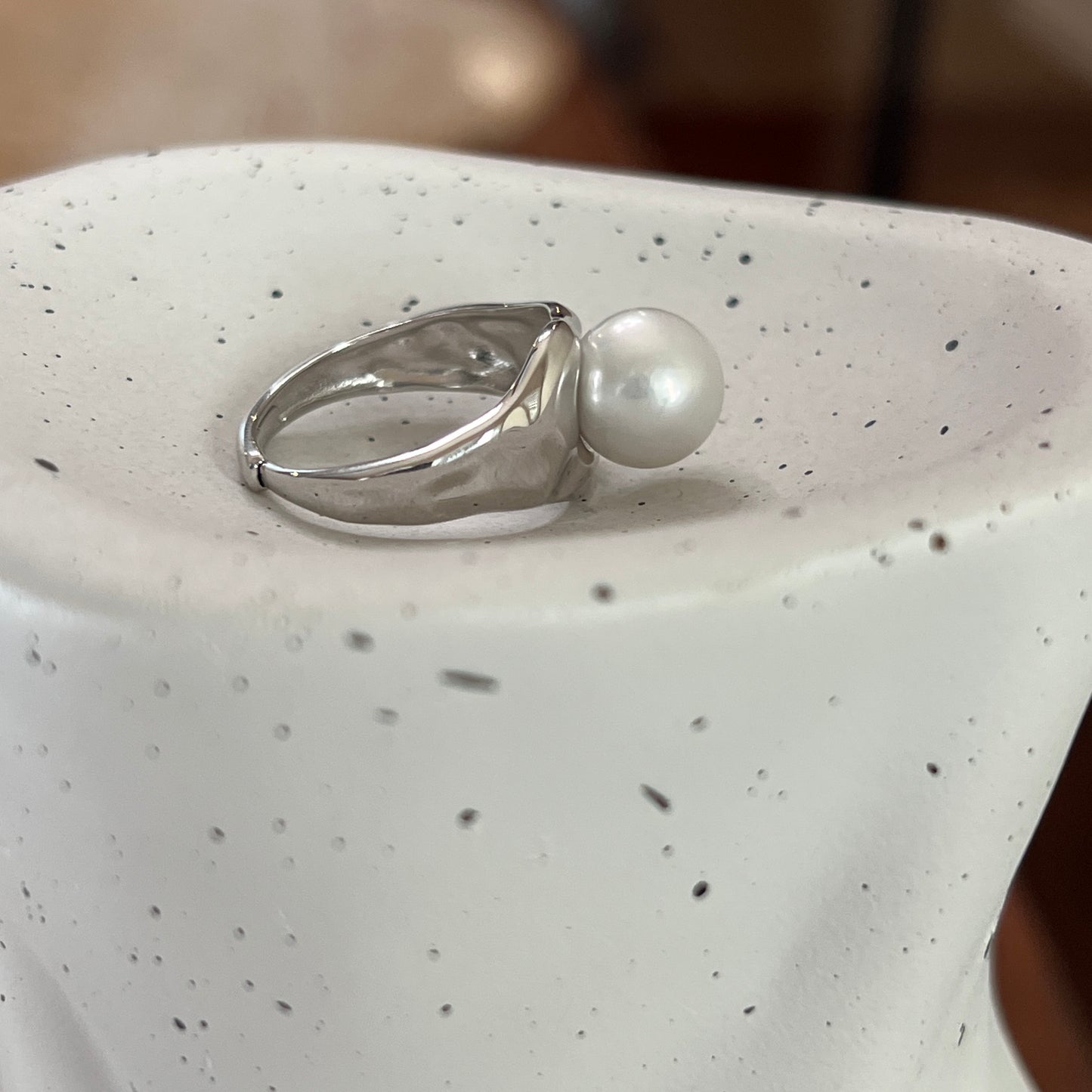 Modern simple 9-10mm Freshwater Edison pearl ring