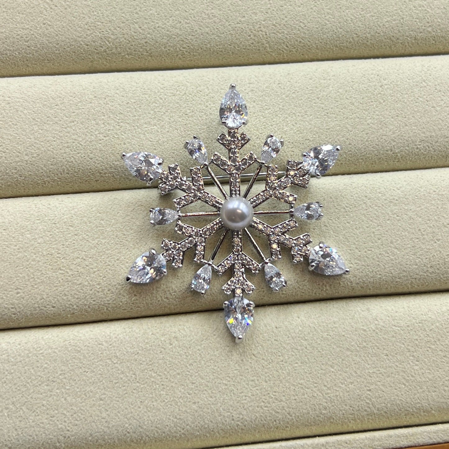 Snowflake Brooch Madama Akoya Pearl