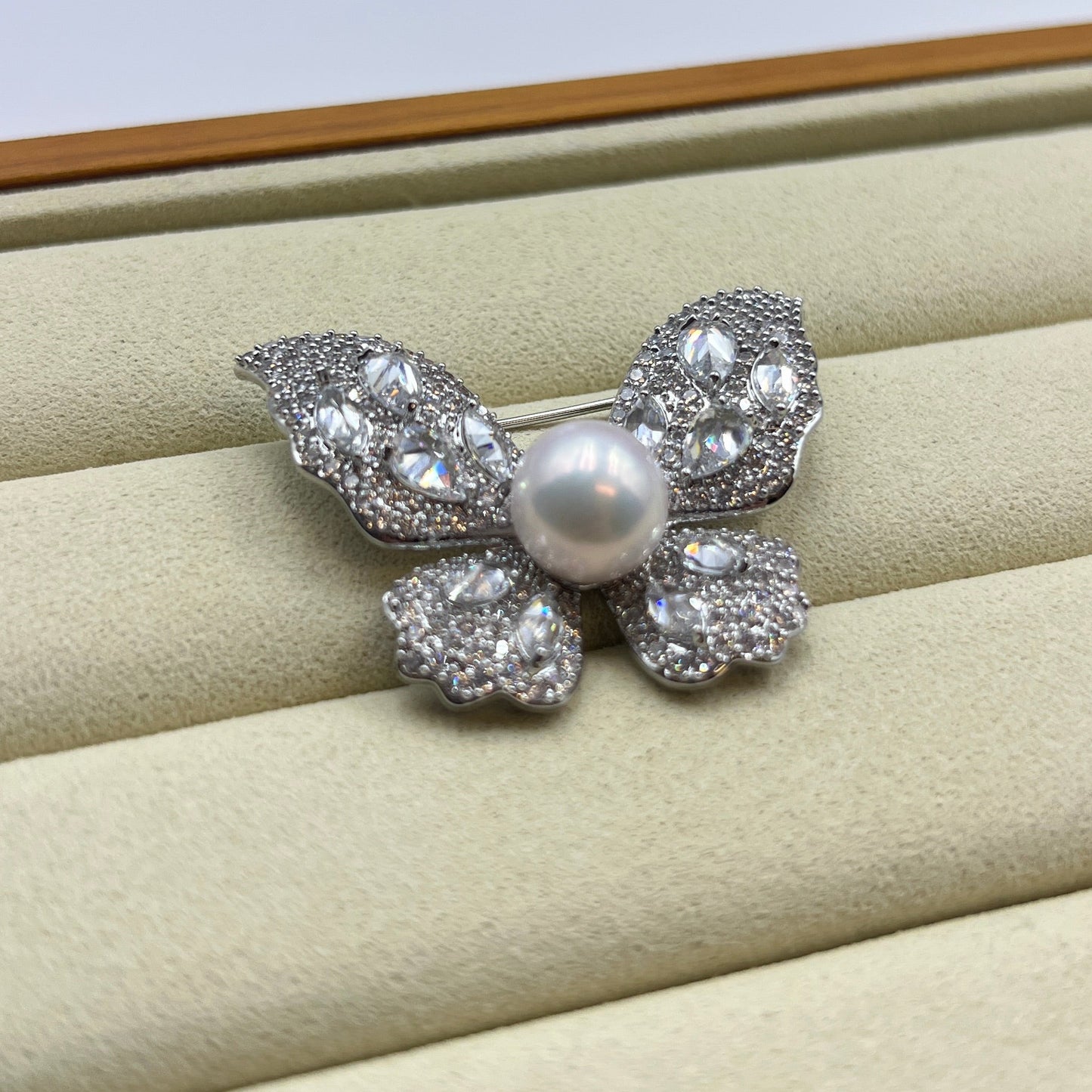 Butterfly Pearl Brooch 9.9mm