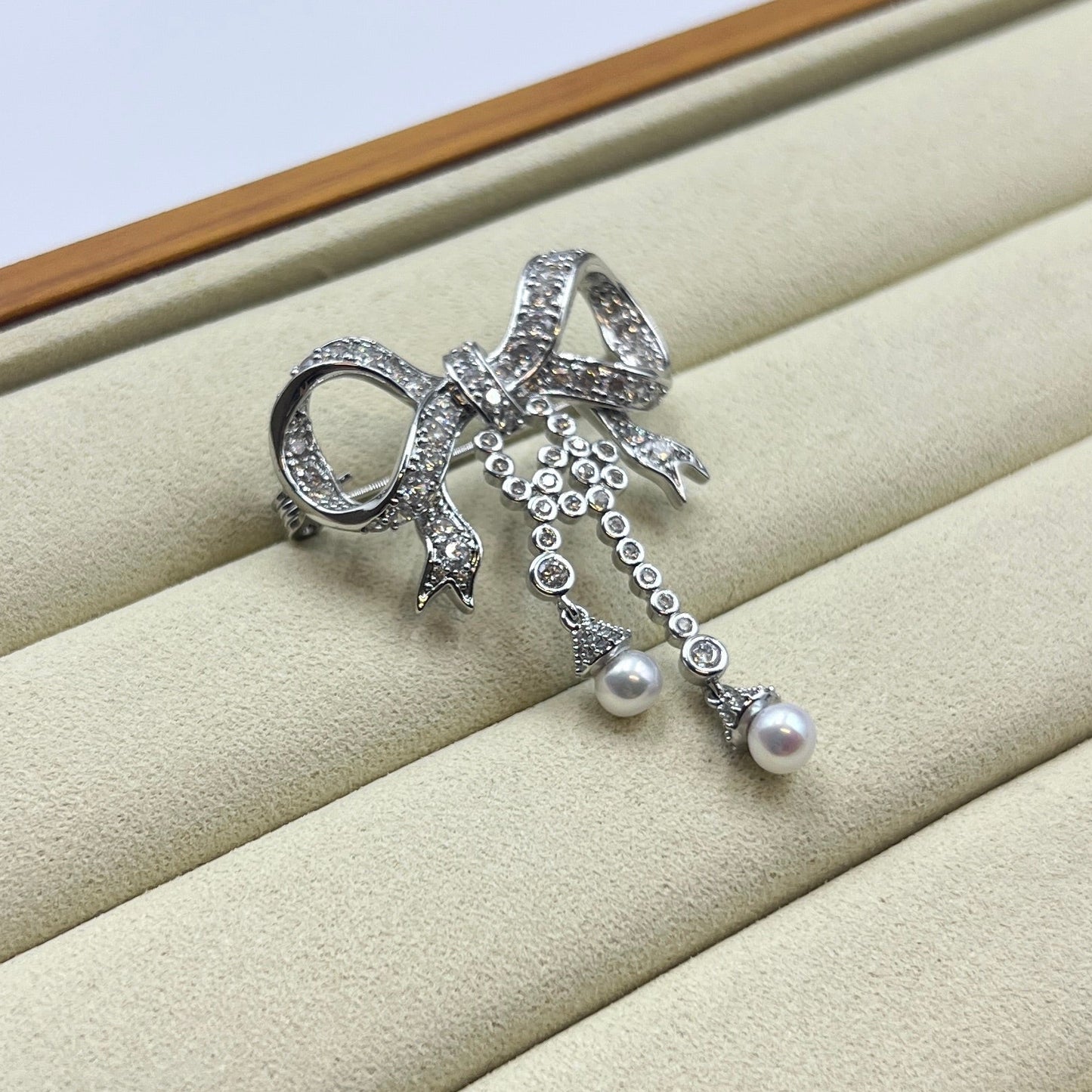 Bowtie Flowy pearl brooch