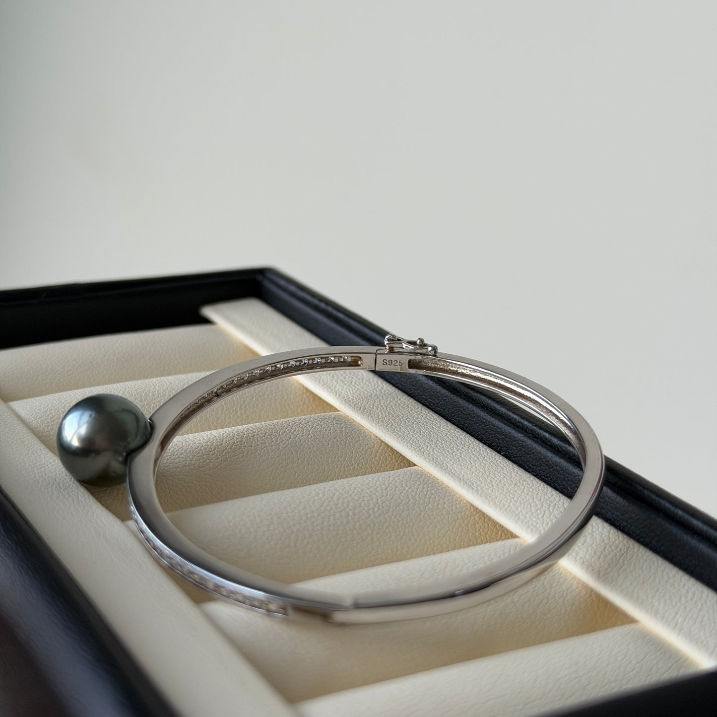 Final sale 10.8mm Black Tahitian Pearl Oval bangle s925