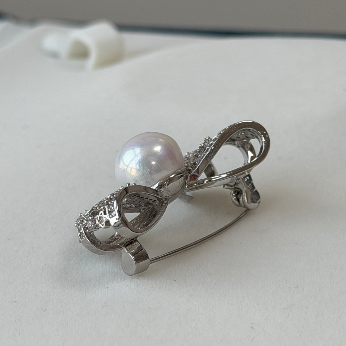 Delicate Bow Pearl brooch alloy