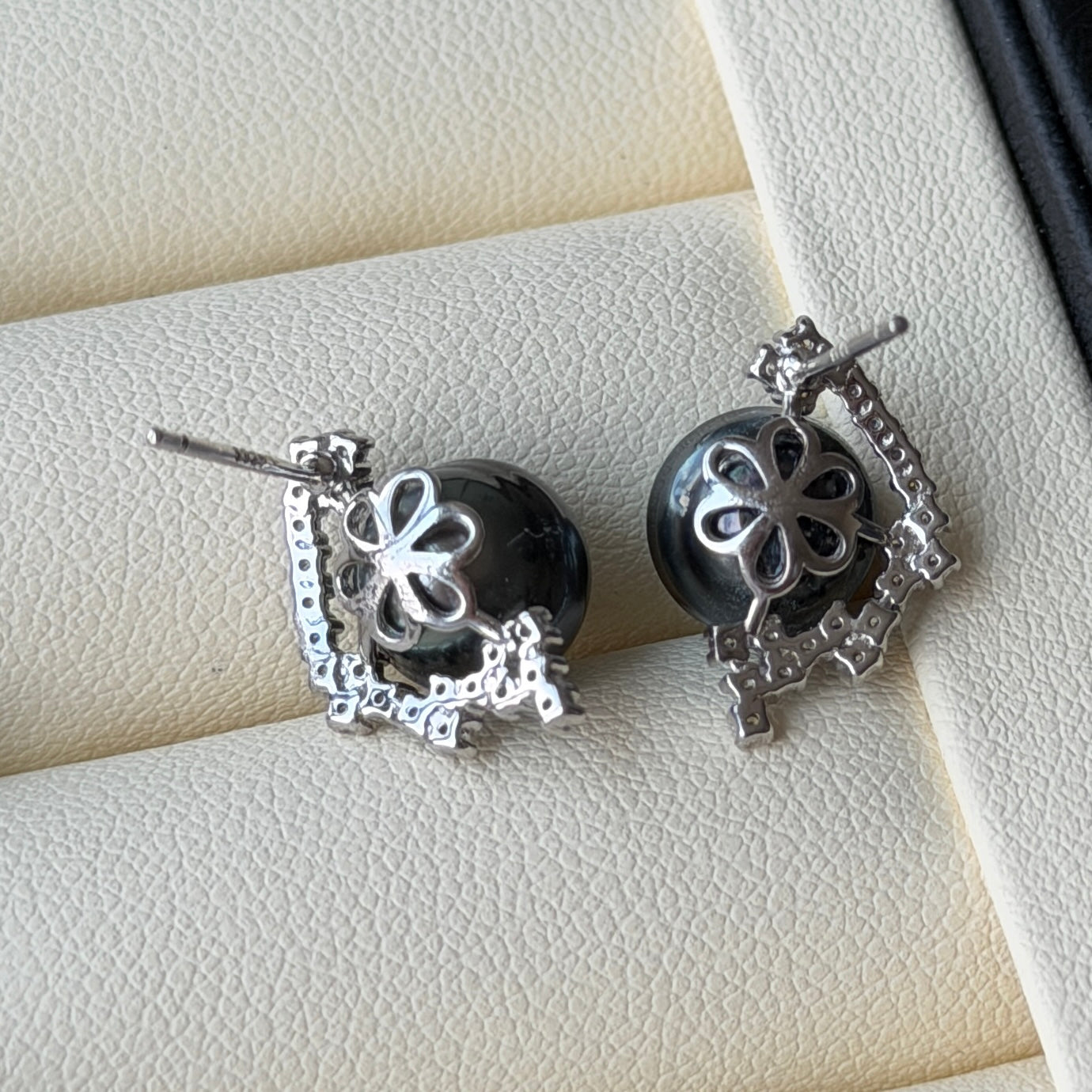 Delicate 9.1mm Black tahitian pearl Earring studs s925
