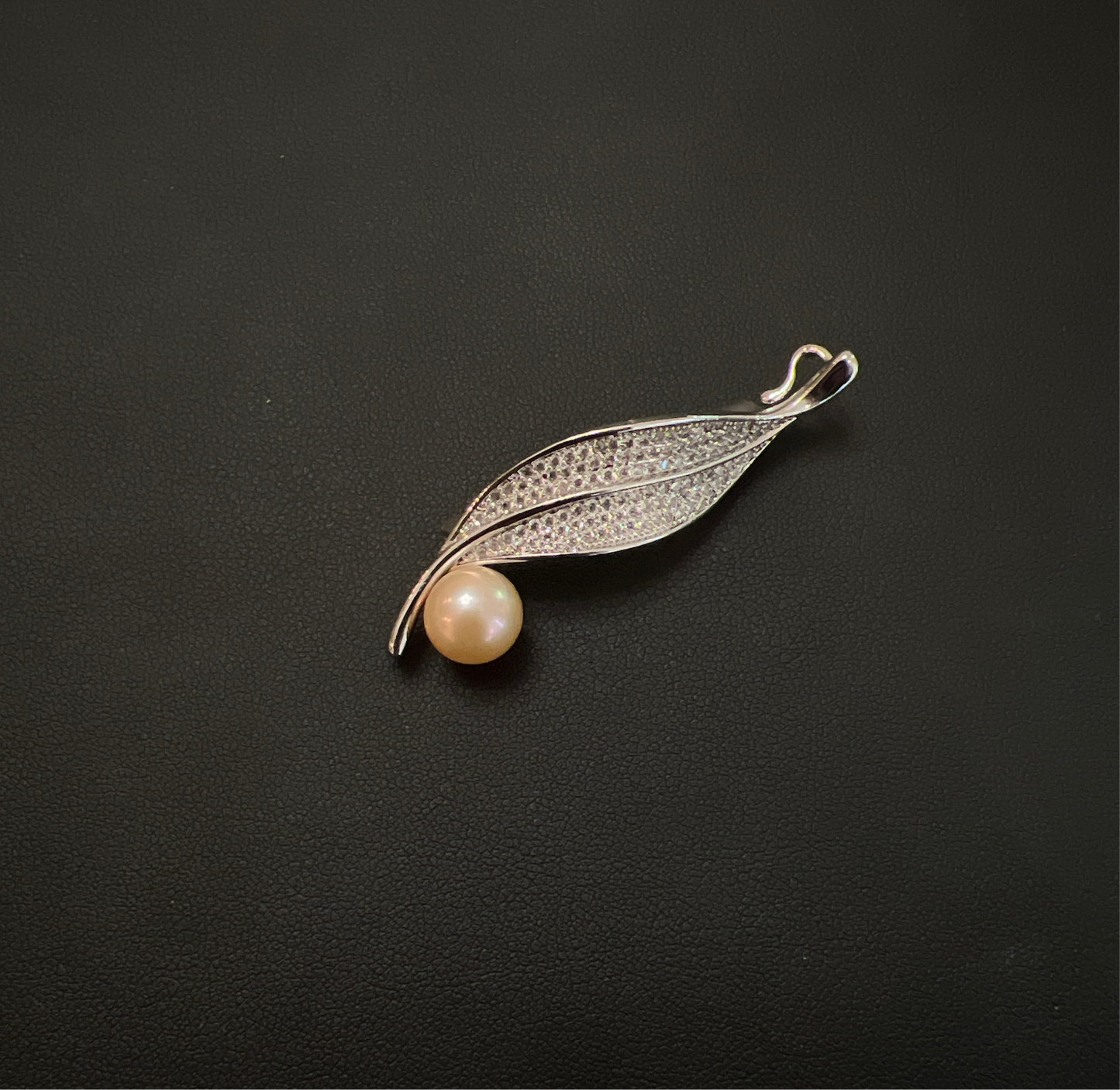 Leaf Brooch 9-10mm Seedless top luster freshwater pearl