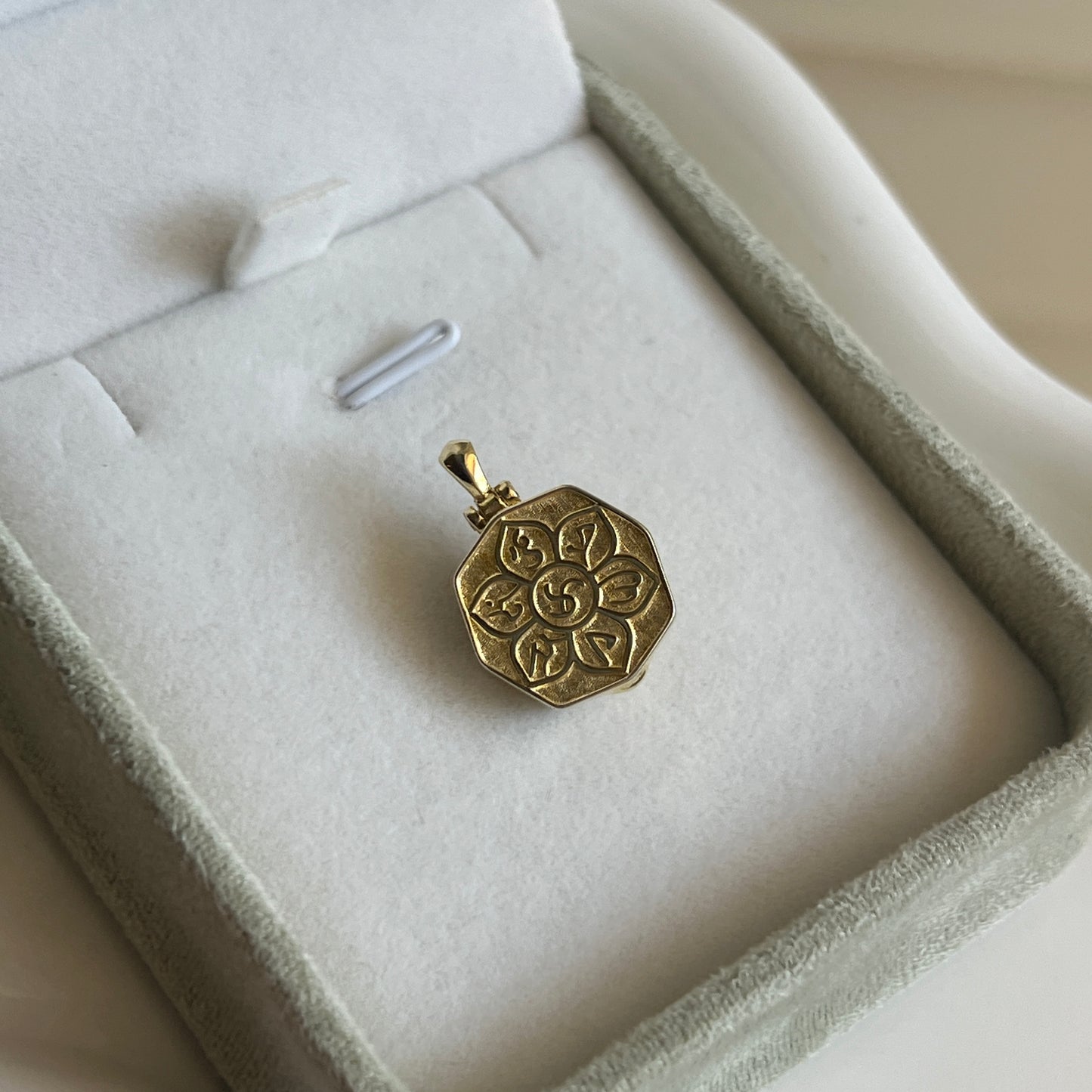 Cute Blue gemstone golden pendant s925 box design vintage style