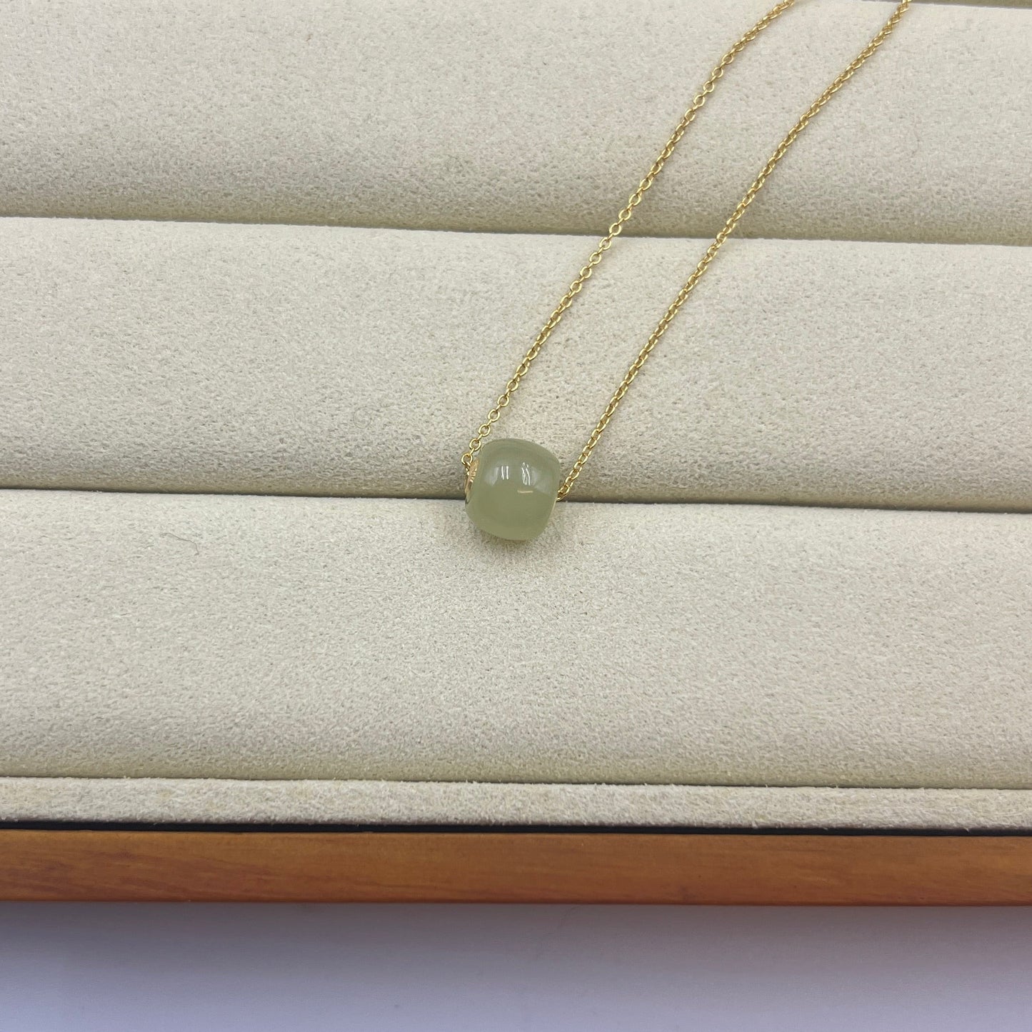 Honey Green Hetian Jade Lulu Au750 cap with free alloy chain