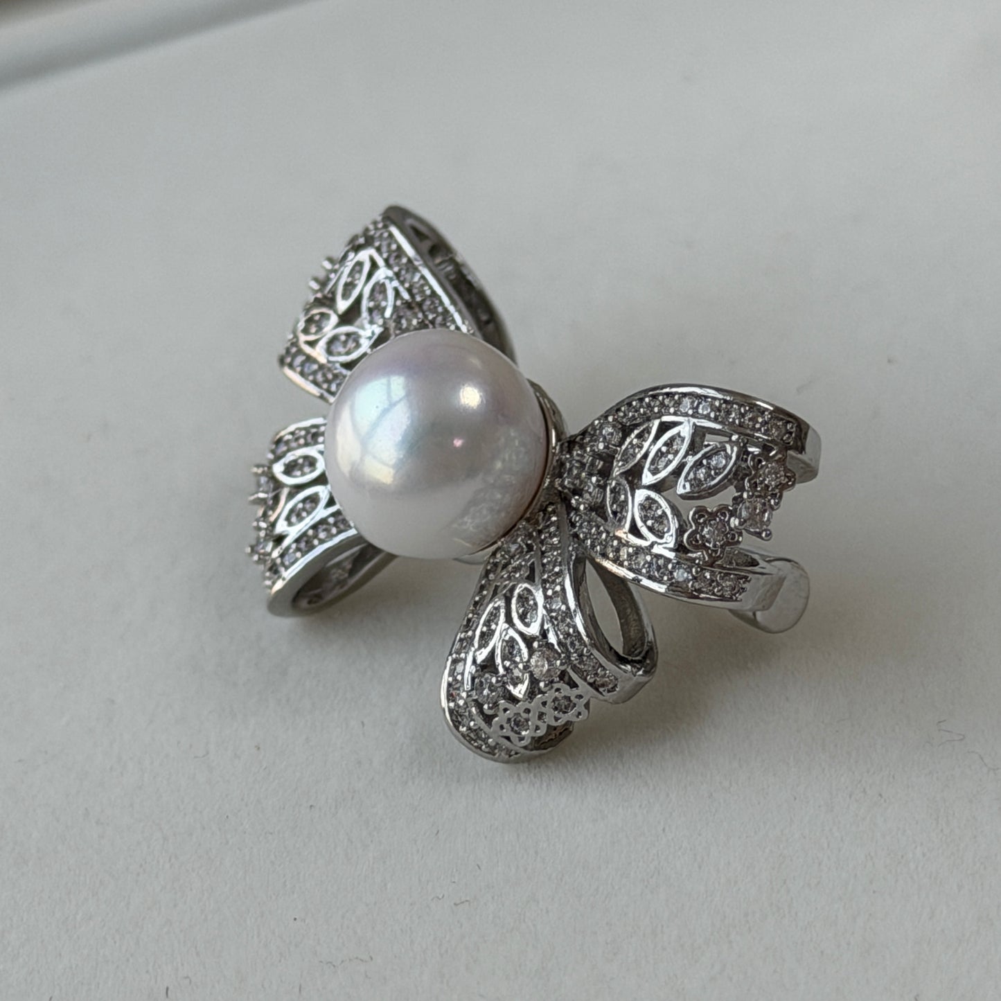 Delicate Bow Pearl brooch alloy