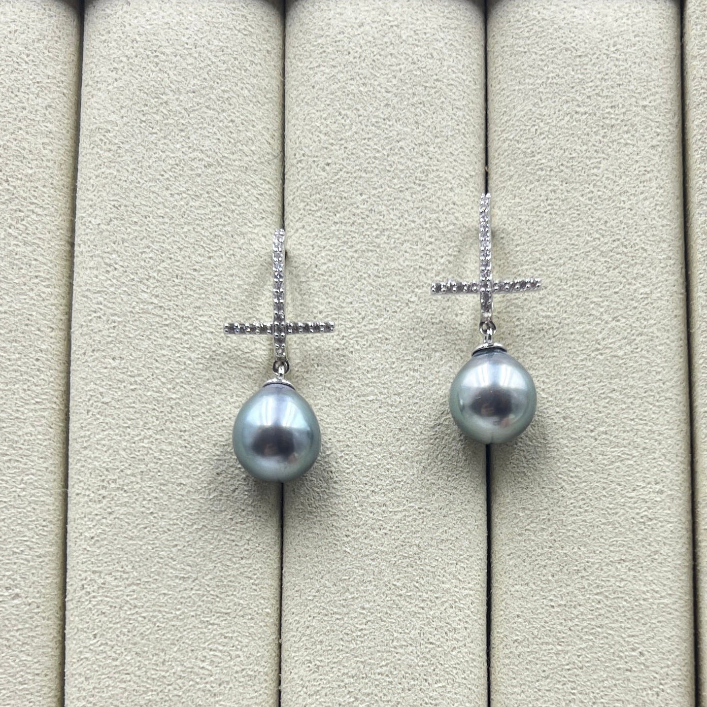 Platinum Gray Black Tahitian Pearl Cross Style Earrings s925