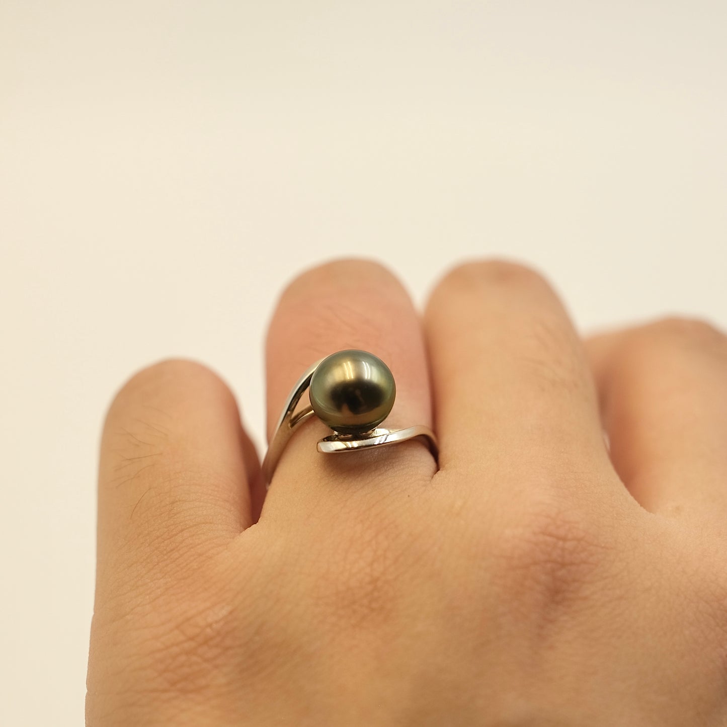 Black Tahitian Pearl with timeless ring band s925