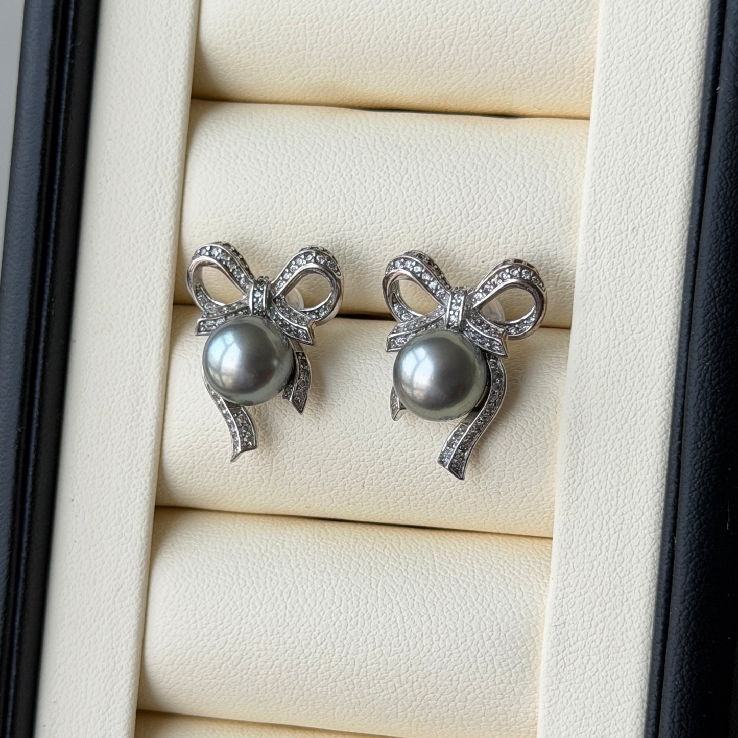 Black Tahitian 8.6mm Bow Earrings s925