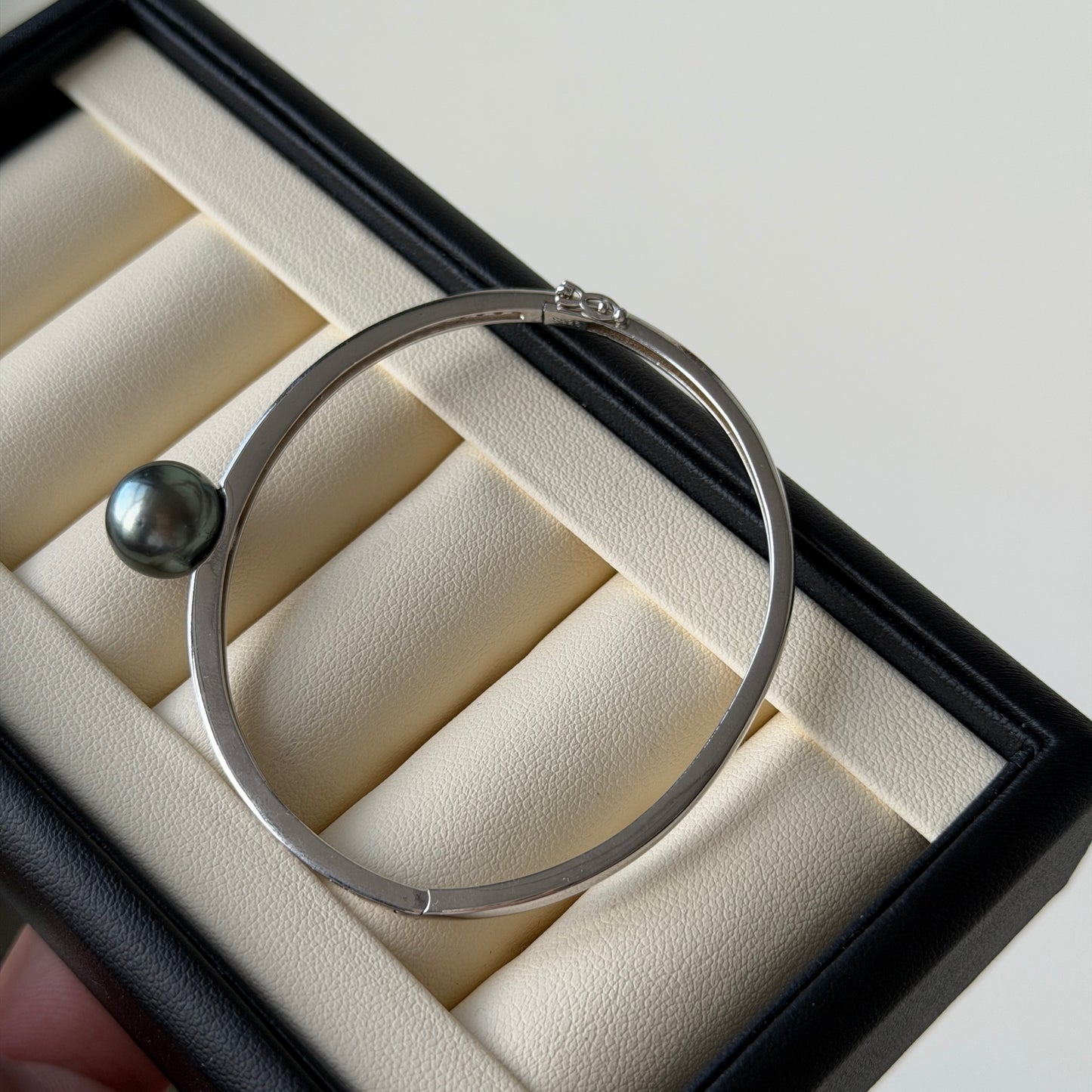 Final sale 10.8mm Black Tahitian Pearl Oval bangle s925
