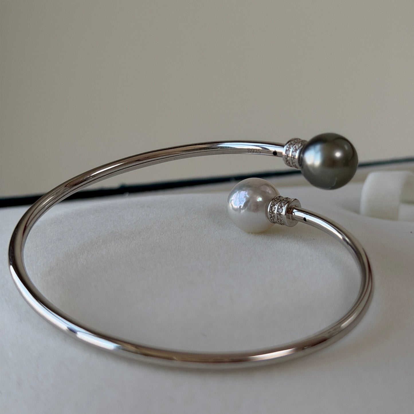 Super deal Black Tahitian and Australian white bangle s925 timeless classic style