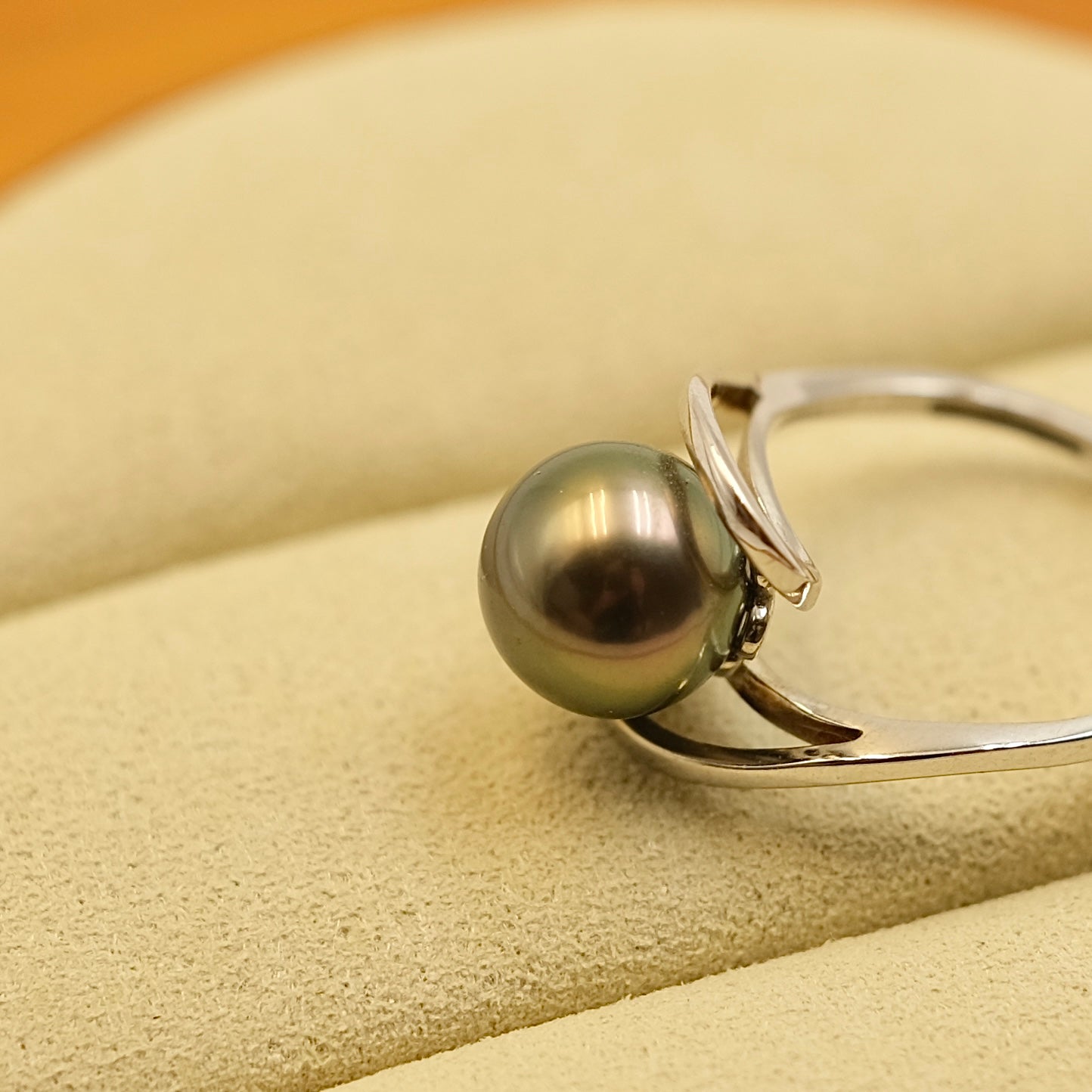 Black Tahitian Pearl with timeless ring band s925