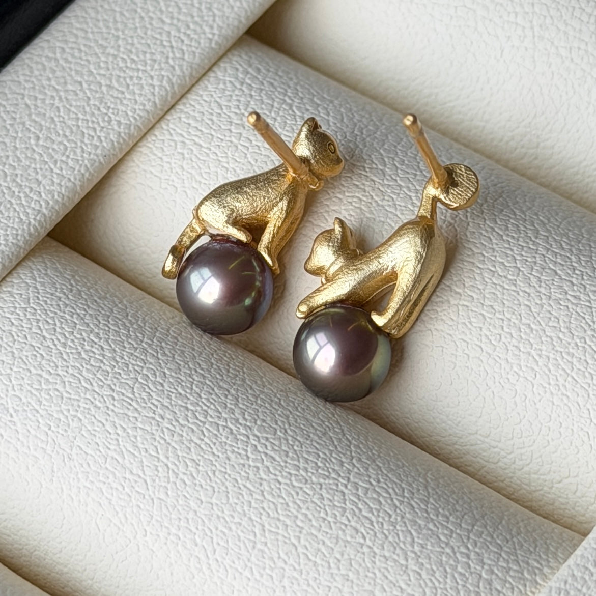 Super cute Kittie Earring studs Matte finish Japanese made s925 Top grade purple pearl 6mm