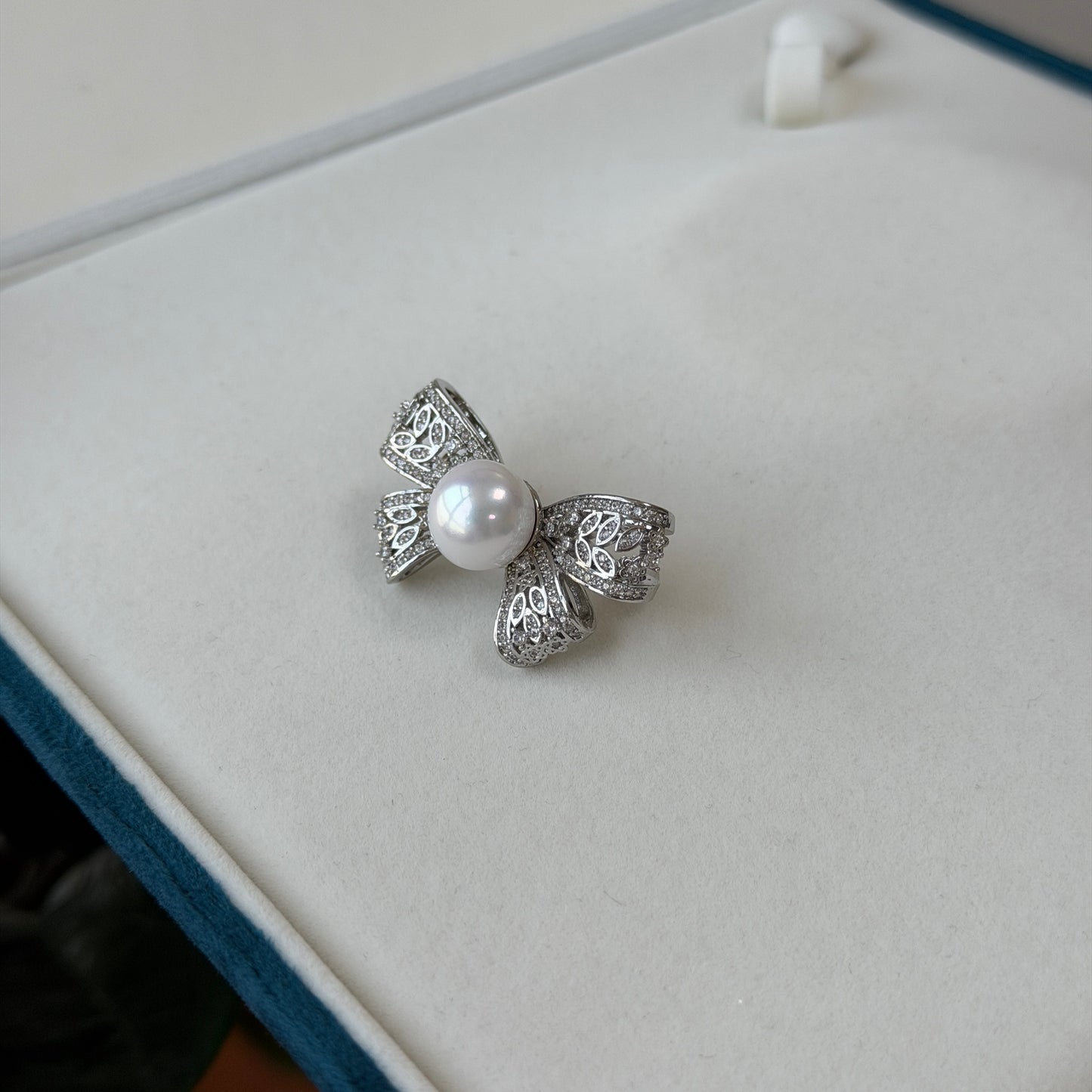 Delicate Bow Pearl brooch alloy