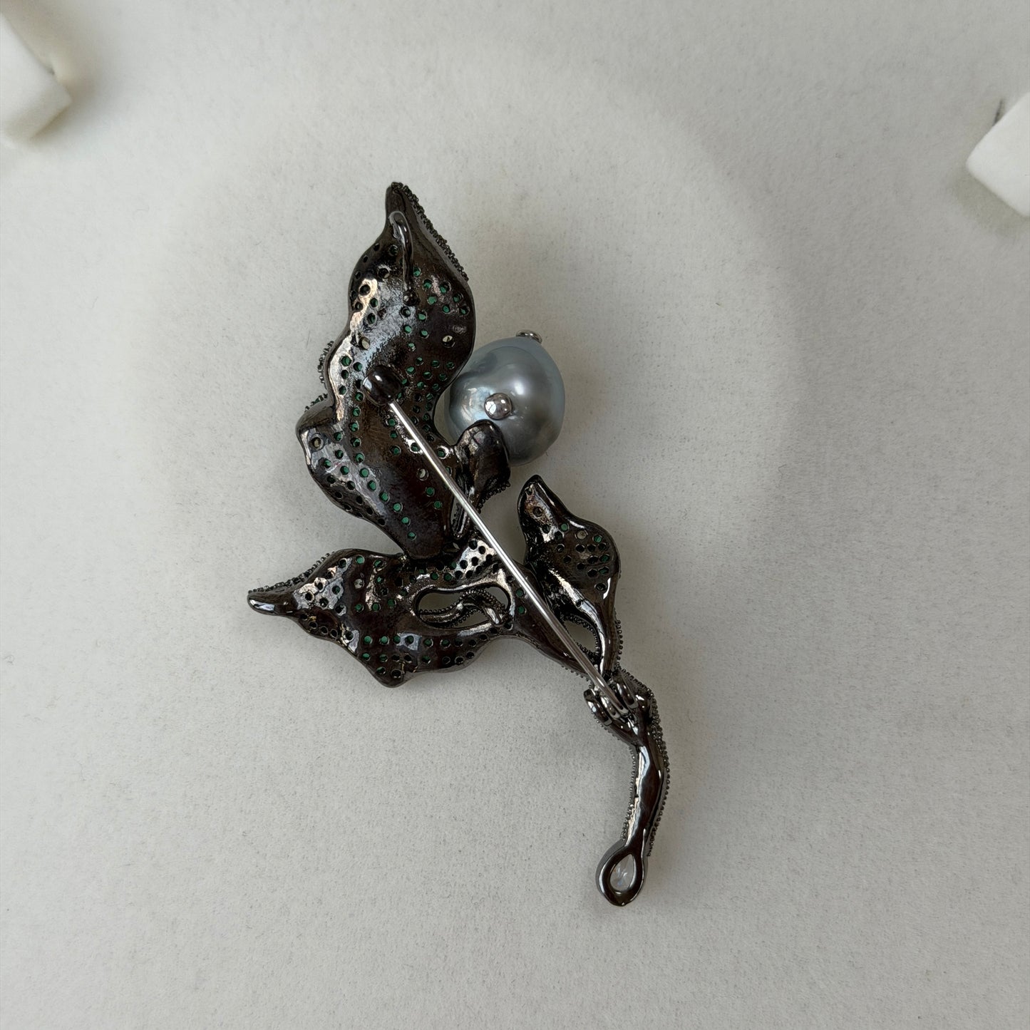 Gray black Tahitian pearl green flower brooch alloy