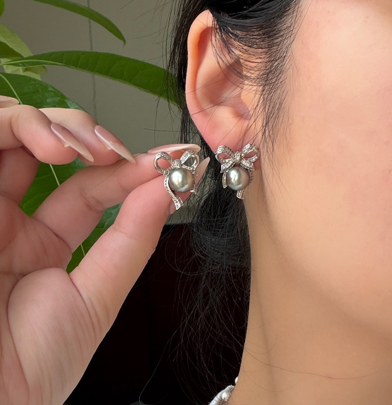 Black Tahitian 8.6mm Bow Earrings s925