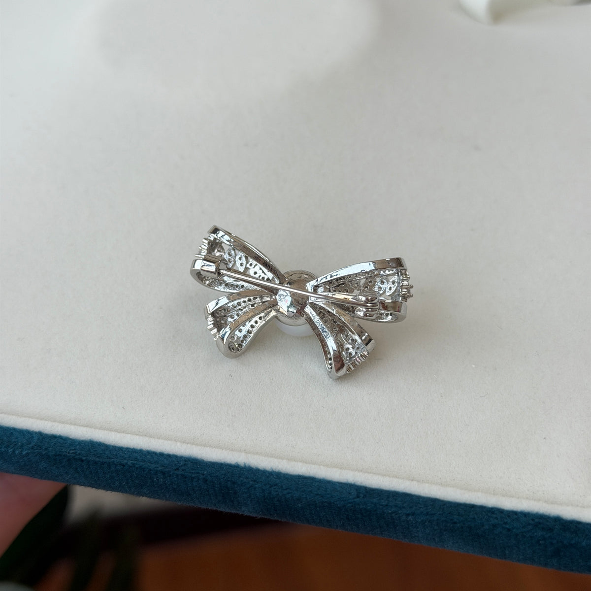Delicate Bow Pearl brooch alloy