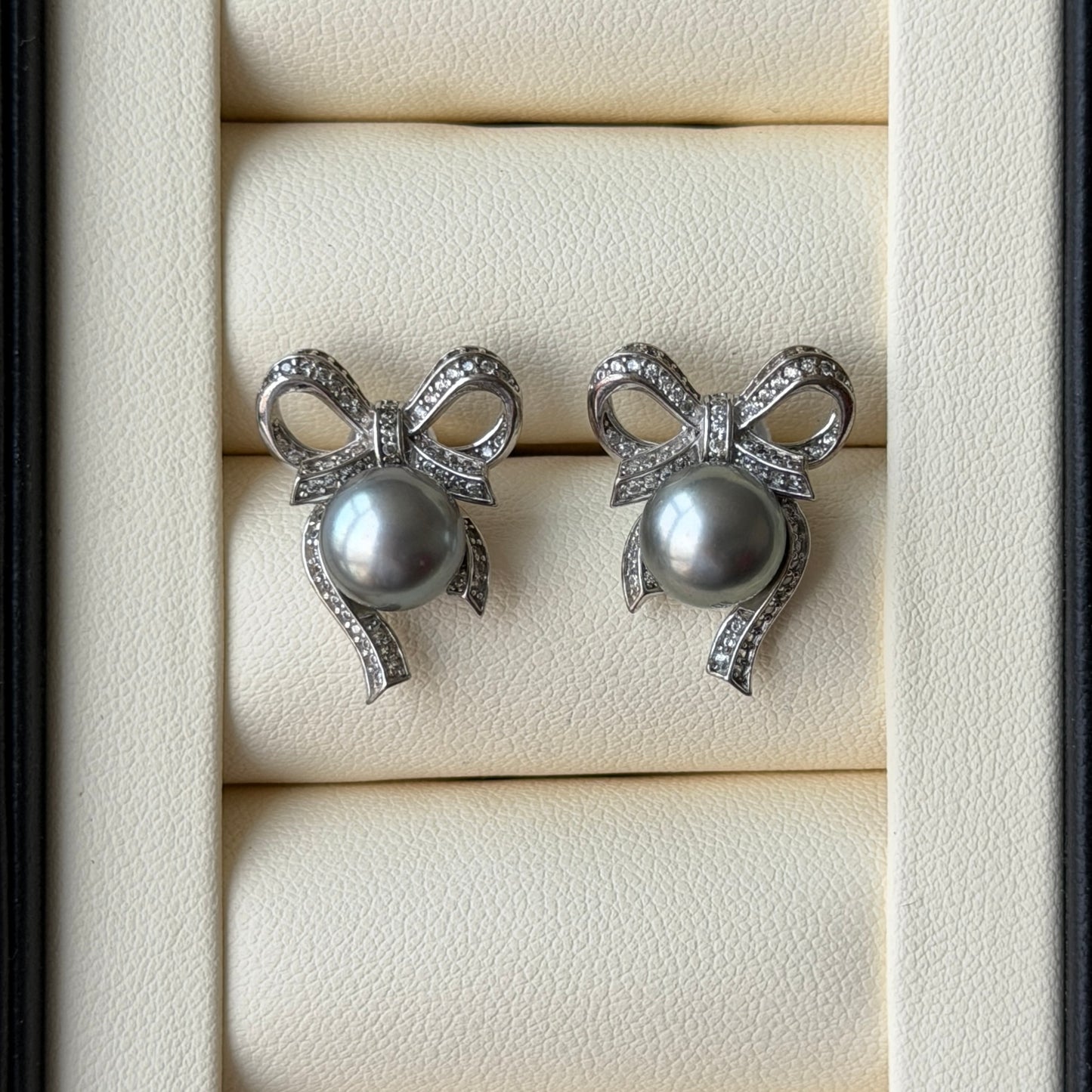 Black Tahitian 8.6mm Bow Earrings s925