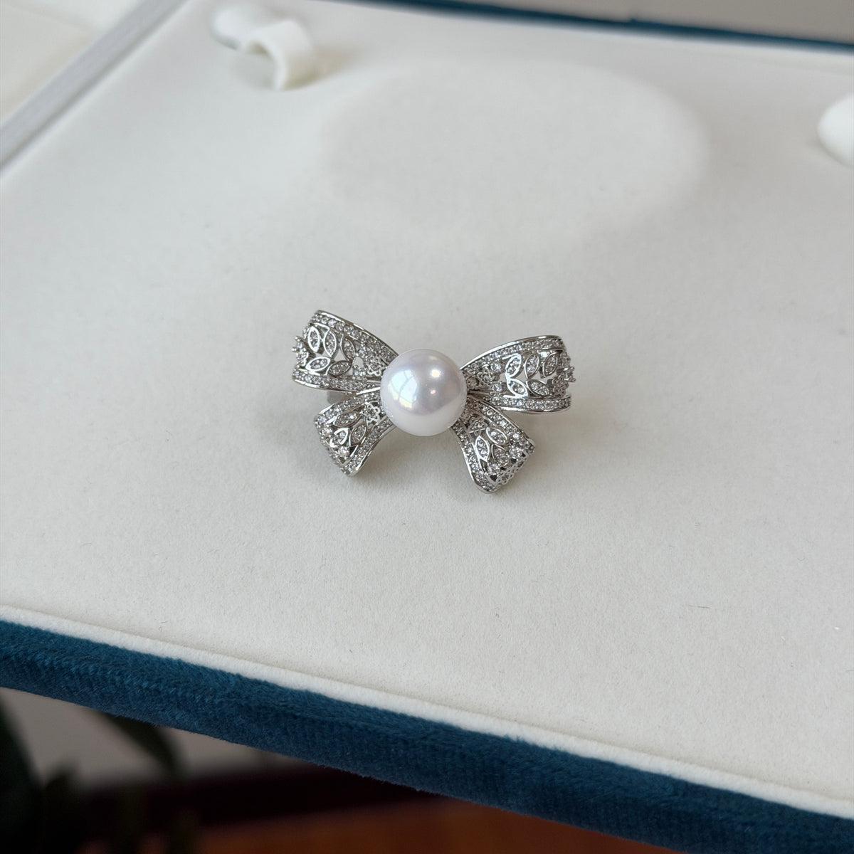 Delicate Bow Pearl brooch alloy