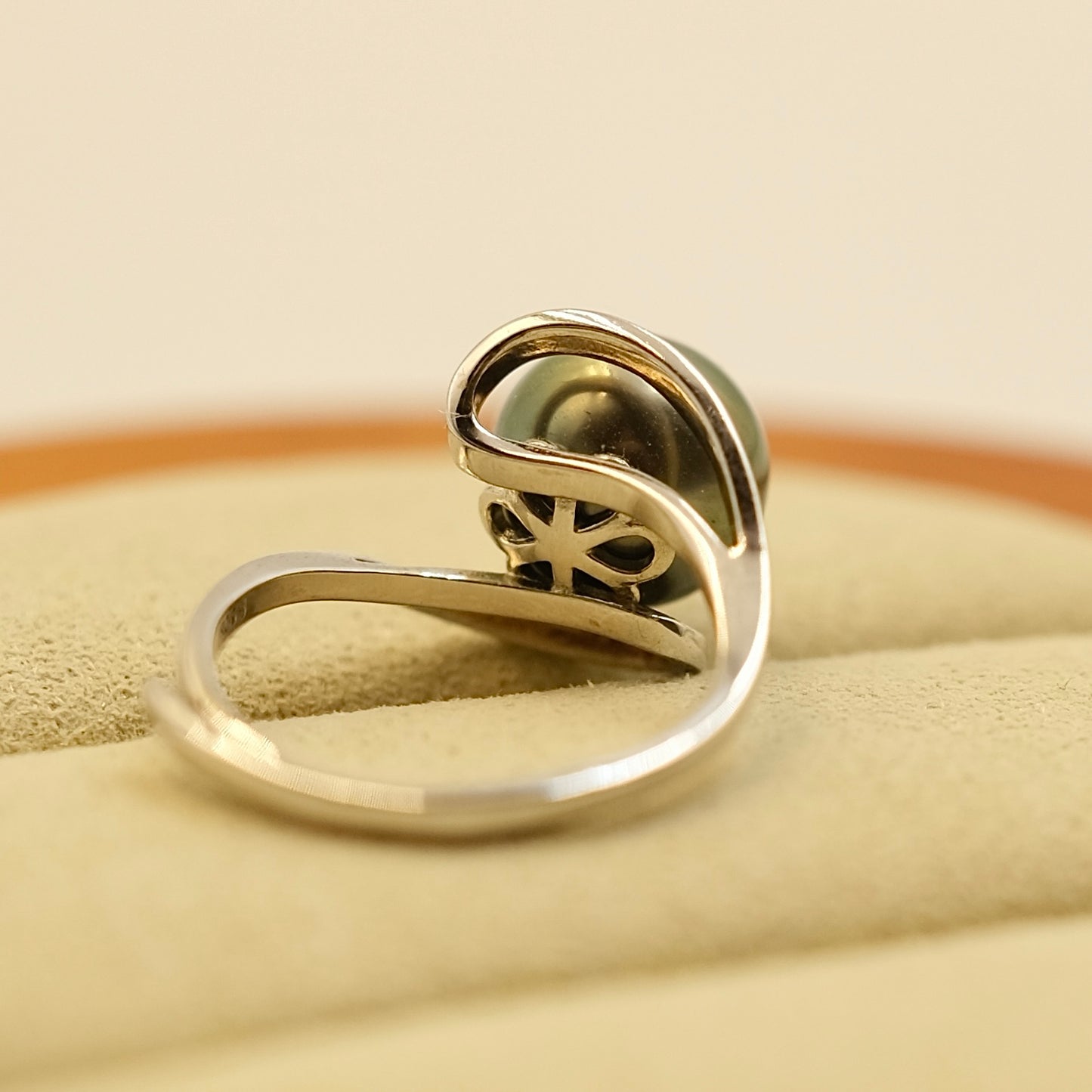 Black Tahitian Pearl with timeless ring band s925