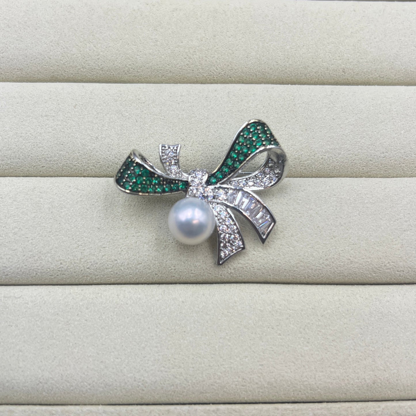 Green bow Pearl Brooch