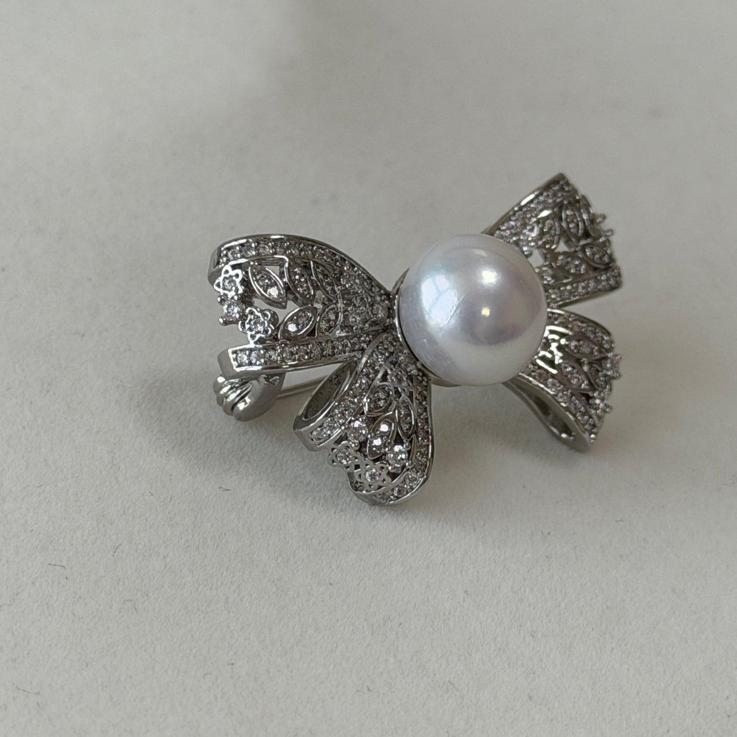Delicate Bow Pearl brooch alloy