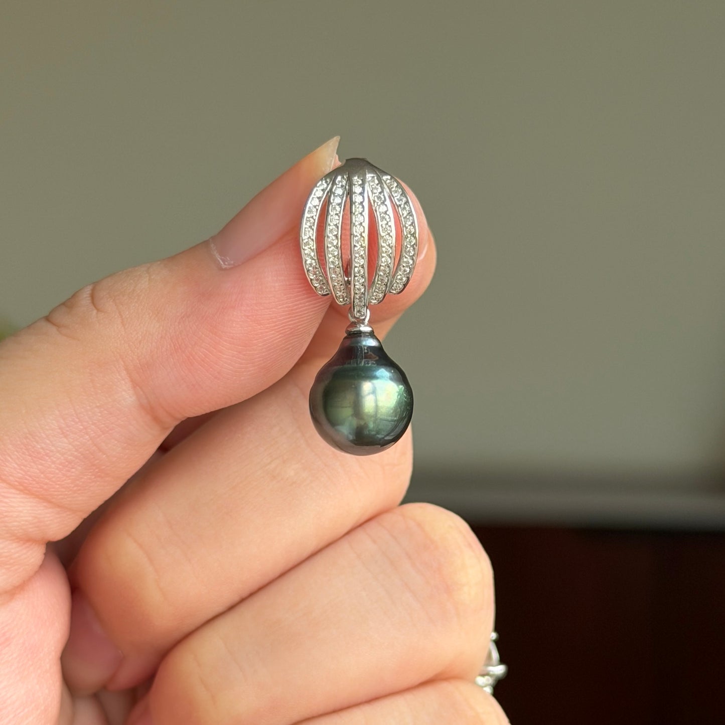 Luxury Shell Style Tear drop Black Tahitian Pearl Stunning luster detachable pendant s925 10.5-11mm