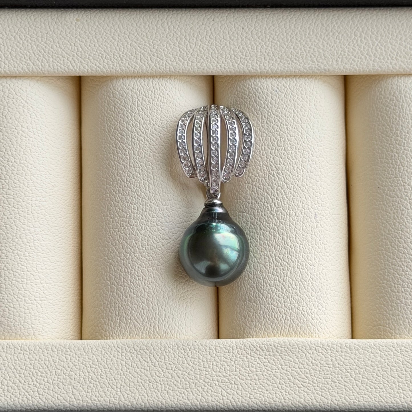 Luxury Shell Style Tear drop Black Tahitian Pearl Stunning luster detachable pendant s925 10.5-11mm