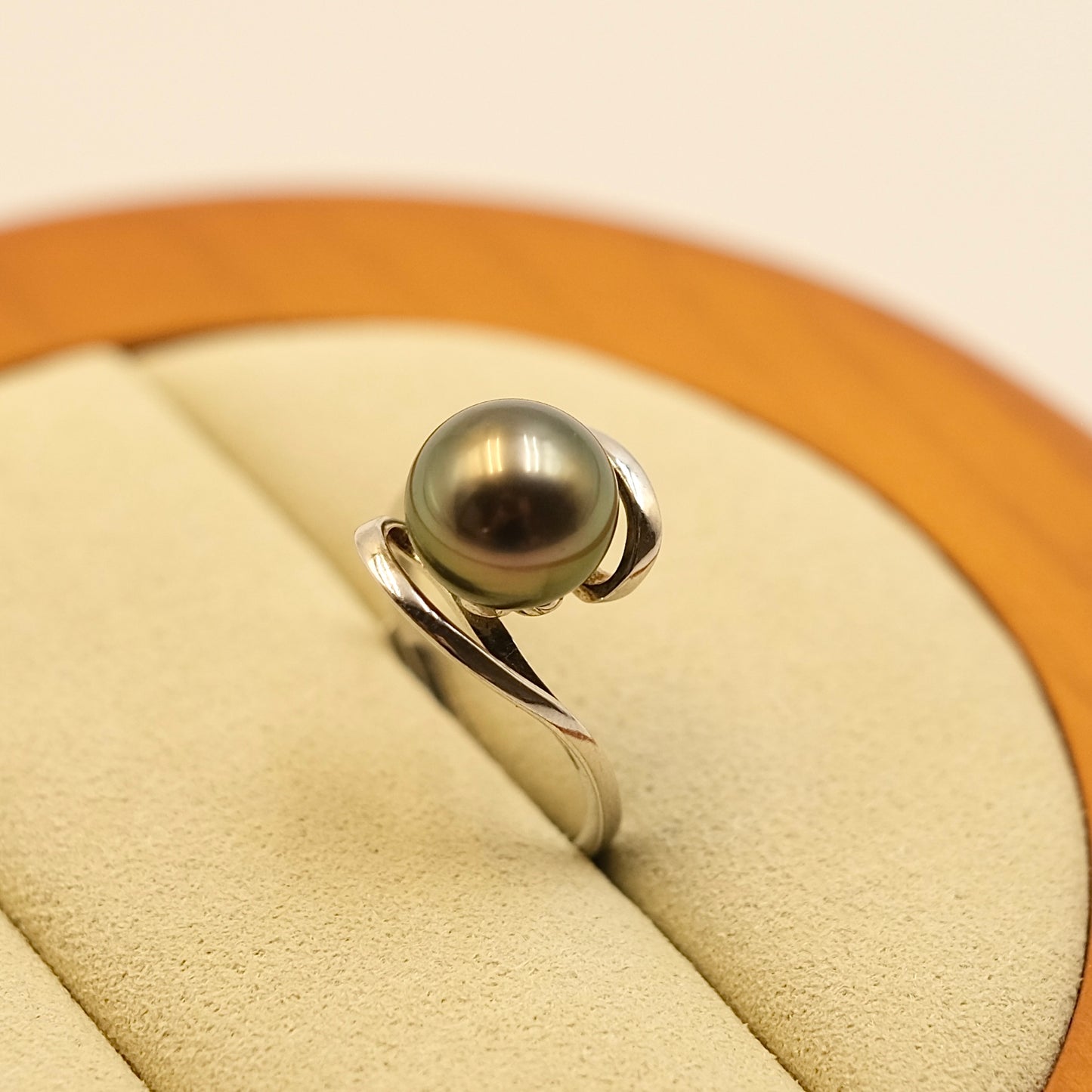 Black Tahitian Pearl with timeless ring band s925