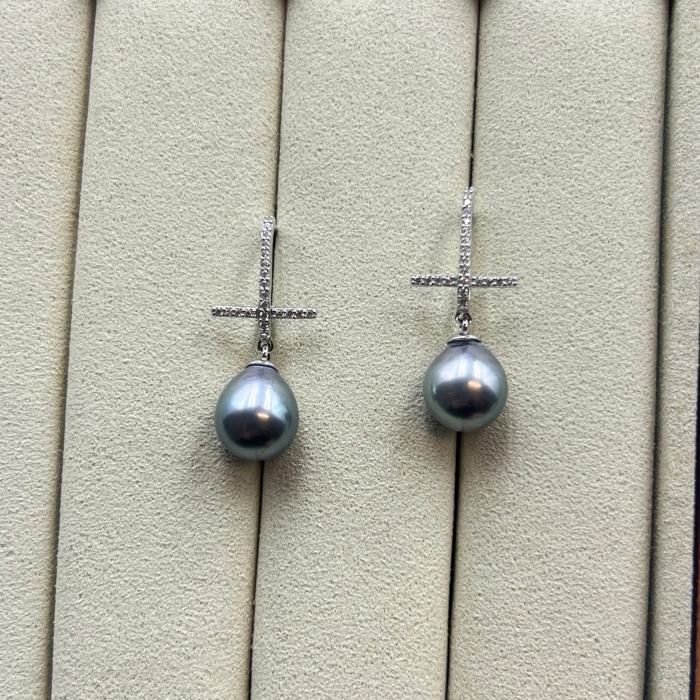 Platinum Gray Black Tahitian Pearl Cross Style Earrings s925