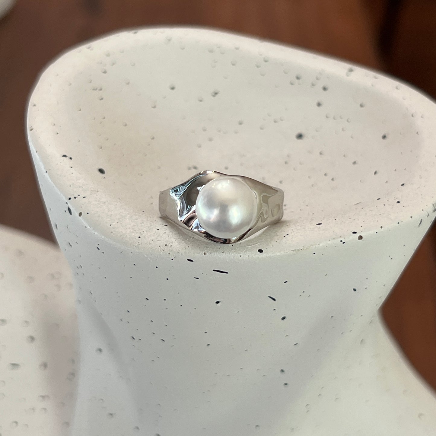 Modern simple 9-10mm Freshwater Edison pearl ring
