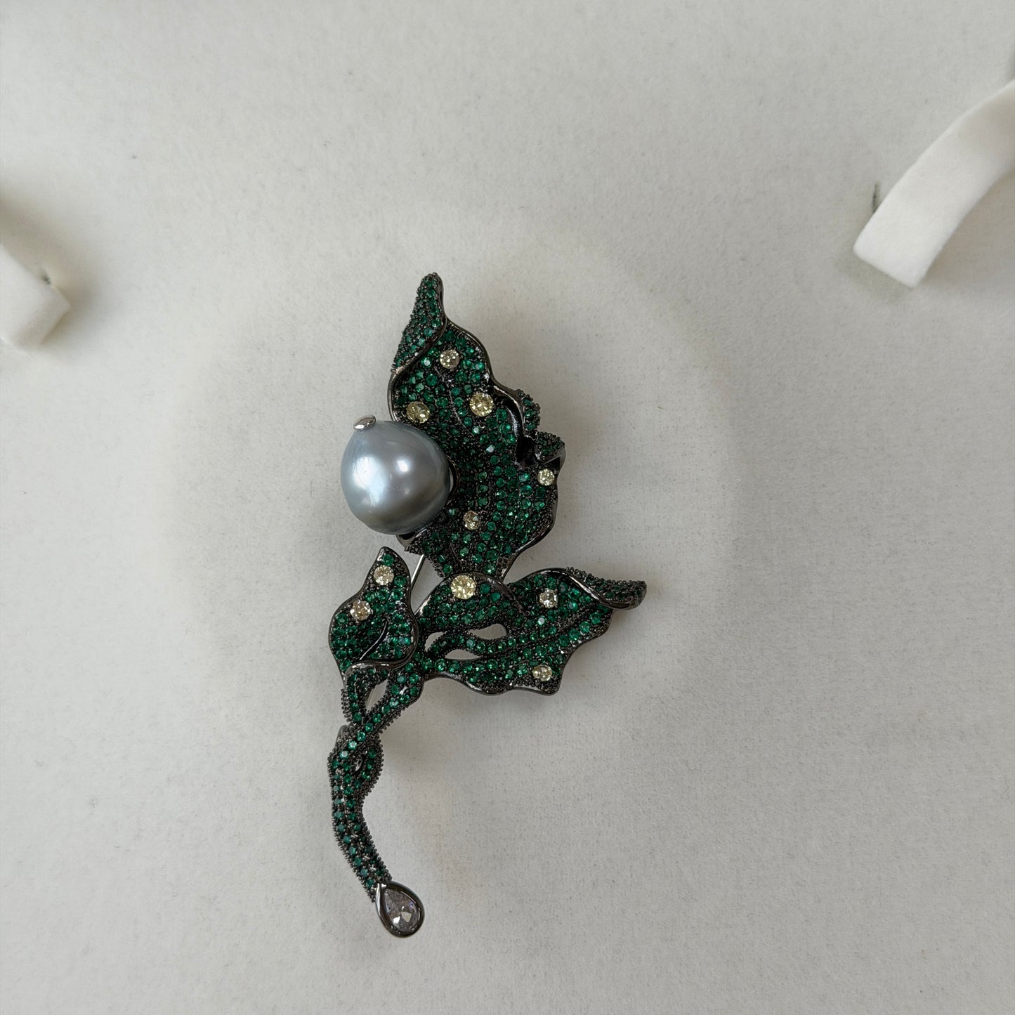Gray black Tahitian pearl green flower brooch alloy