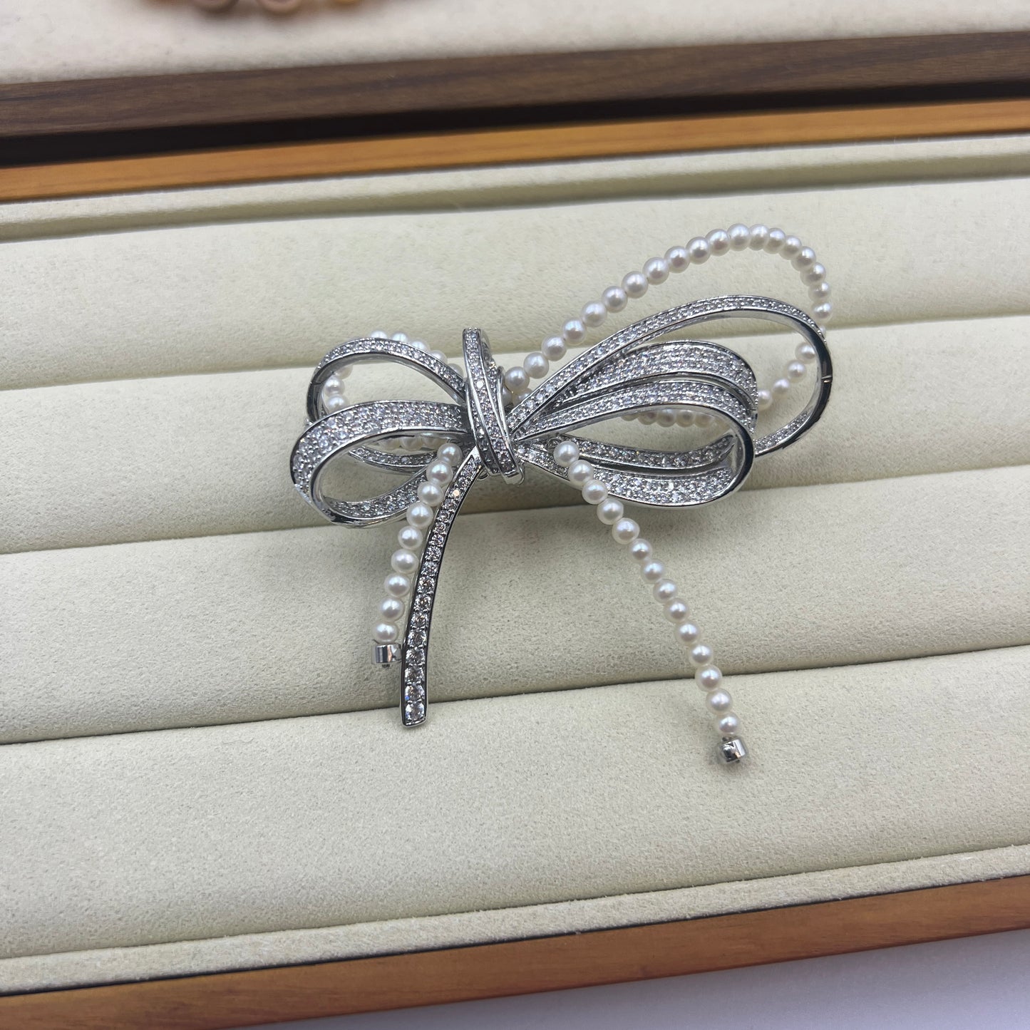 Bowtie Handmade pearl brooch luxury dainty