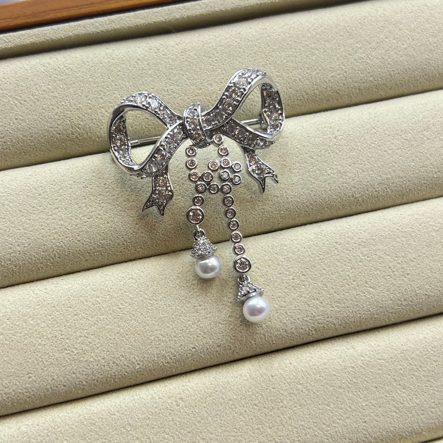 Bowtie Flowy pearl brooch