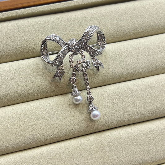 Bowtie Flowy pearl brooch