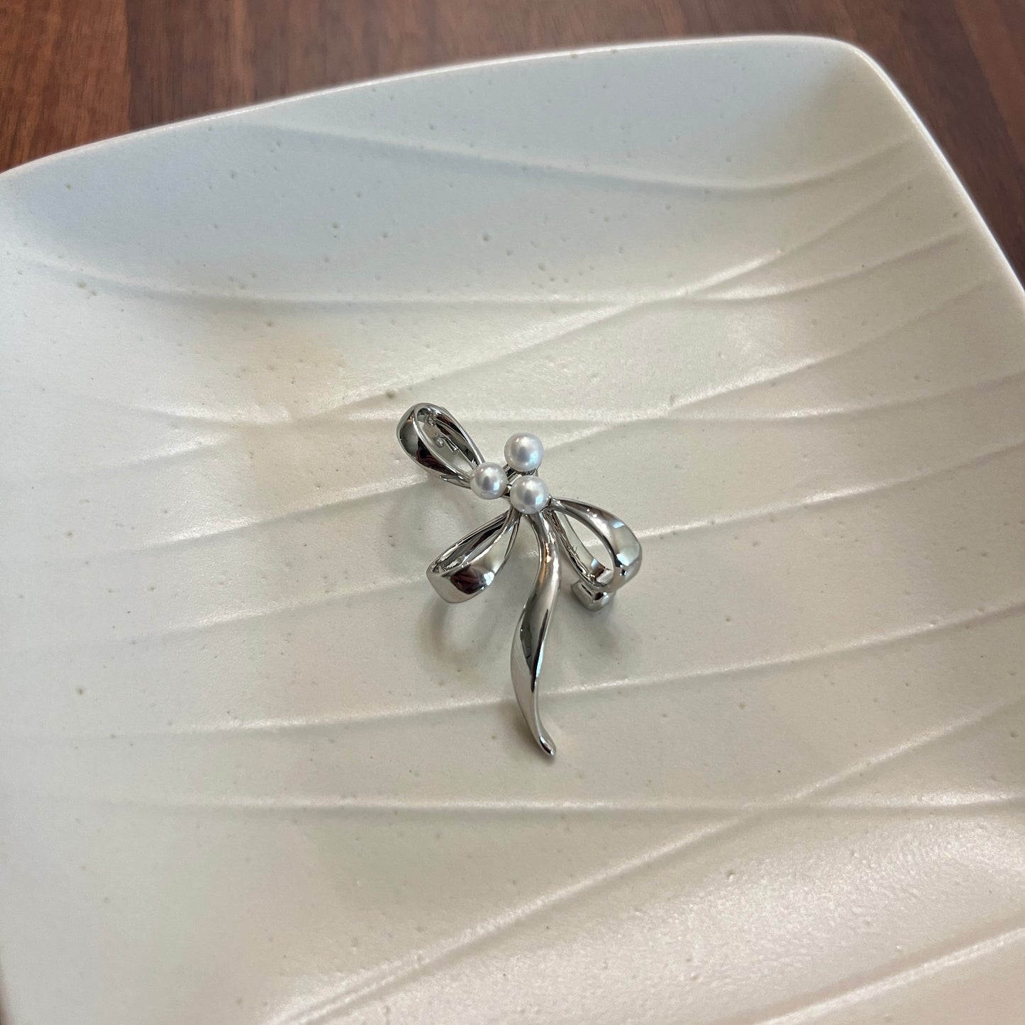 Elegant bouquet brooch with freshwater pearl