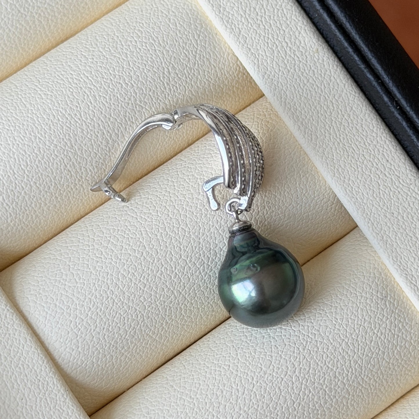 Luxury Shell Style Tear drop Black Tahitian Pearl Stunning luster detachable pendant s925 10.5-11mm