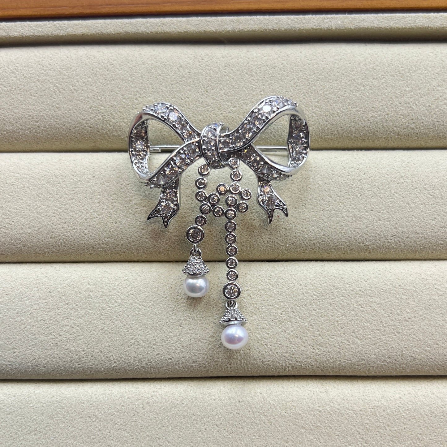 Bowtie Flowy pearl brooch