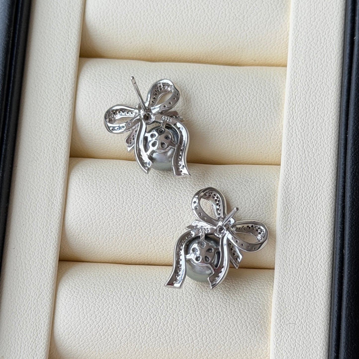Black Tahitian 8.6mm Bow Earrings s925