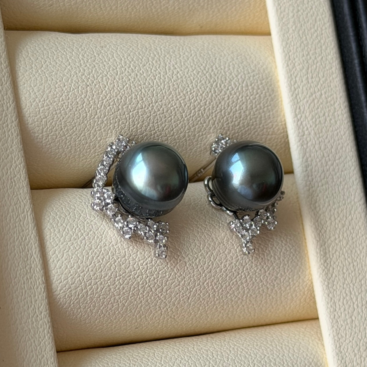 Delicate 9.1mm Black tahitian pearl Earring studs s925