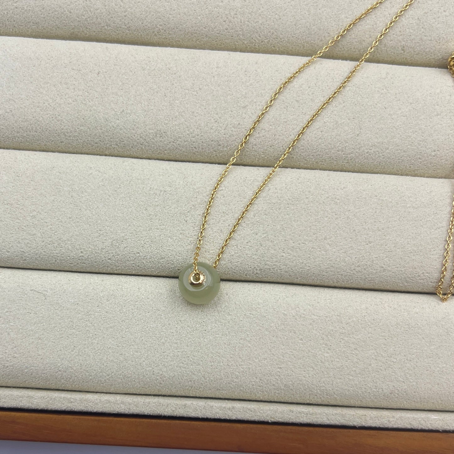 Honey Green Hetian Jade Lulu Au750 cap with free alloy chain