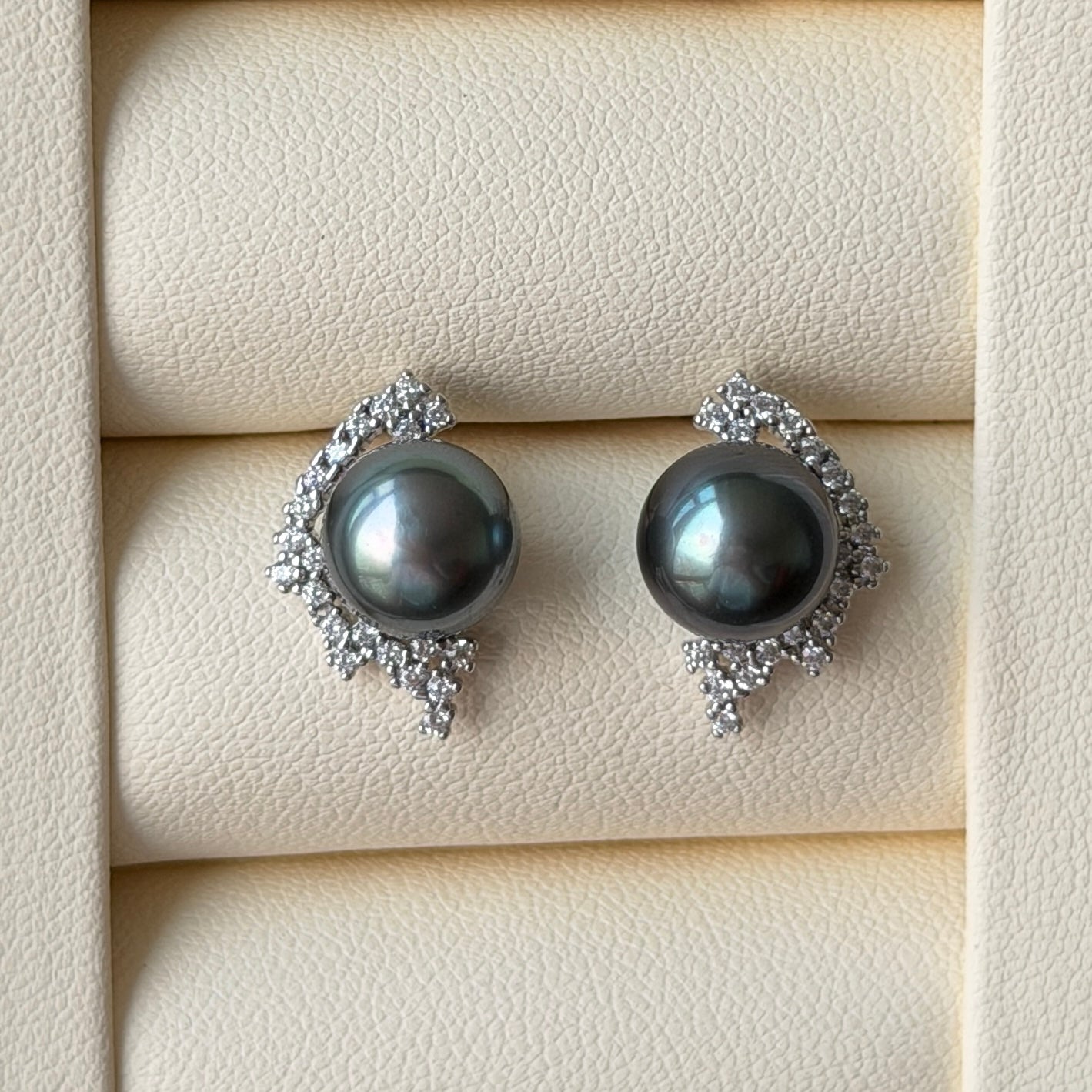 Delicate 9.1mm Black tahitian pearl Earring studs s925