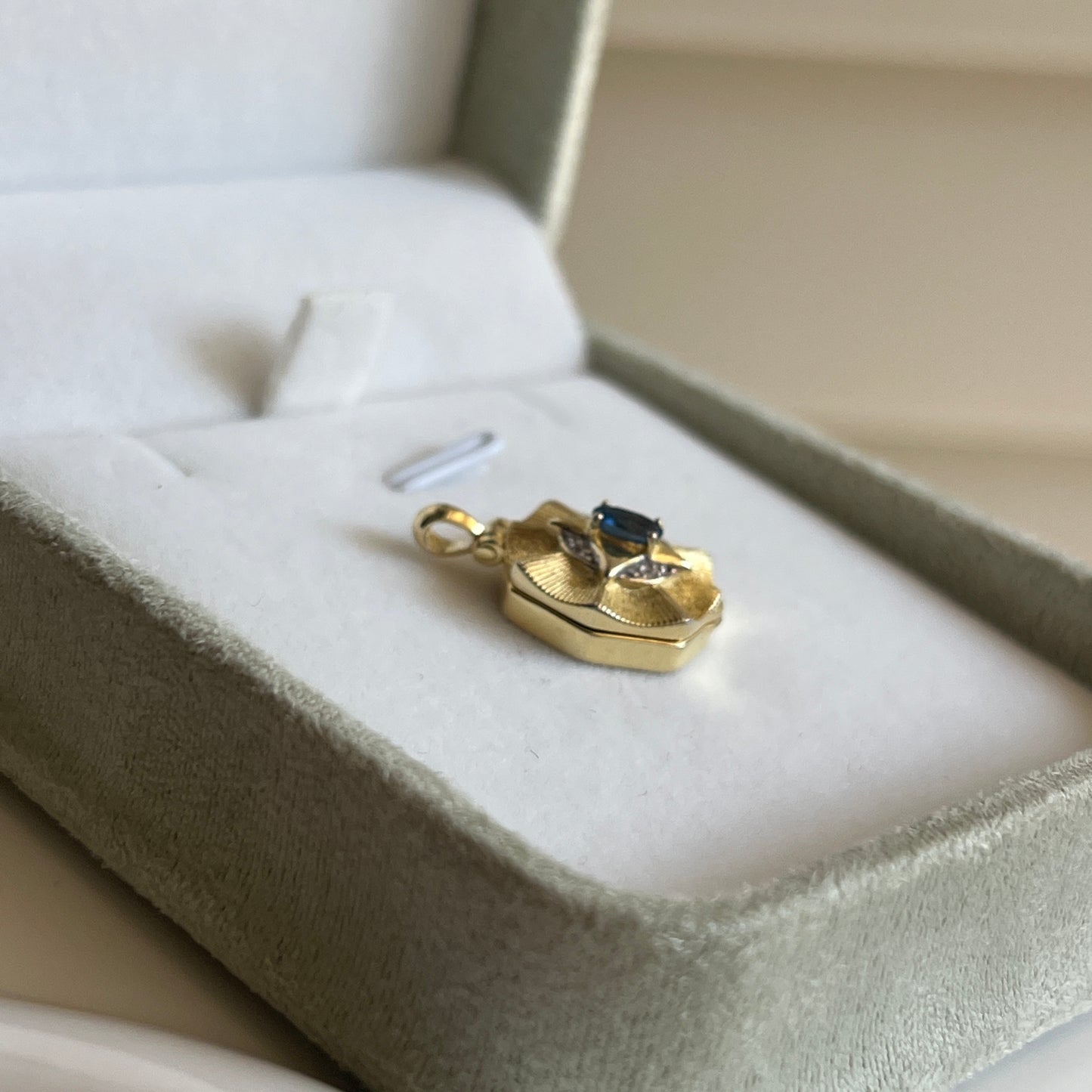 Cute Blue gemstone golden pendant s925 box design vintage style