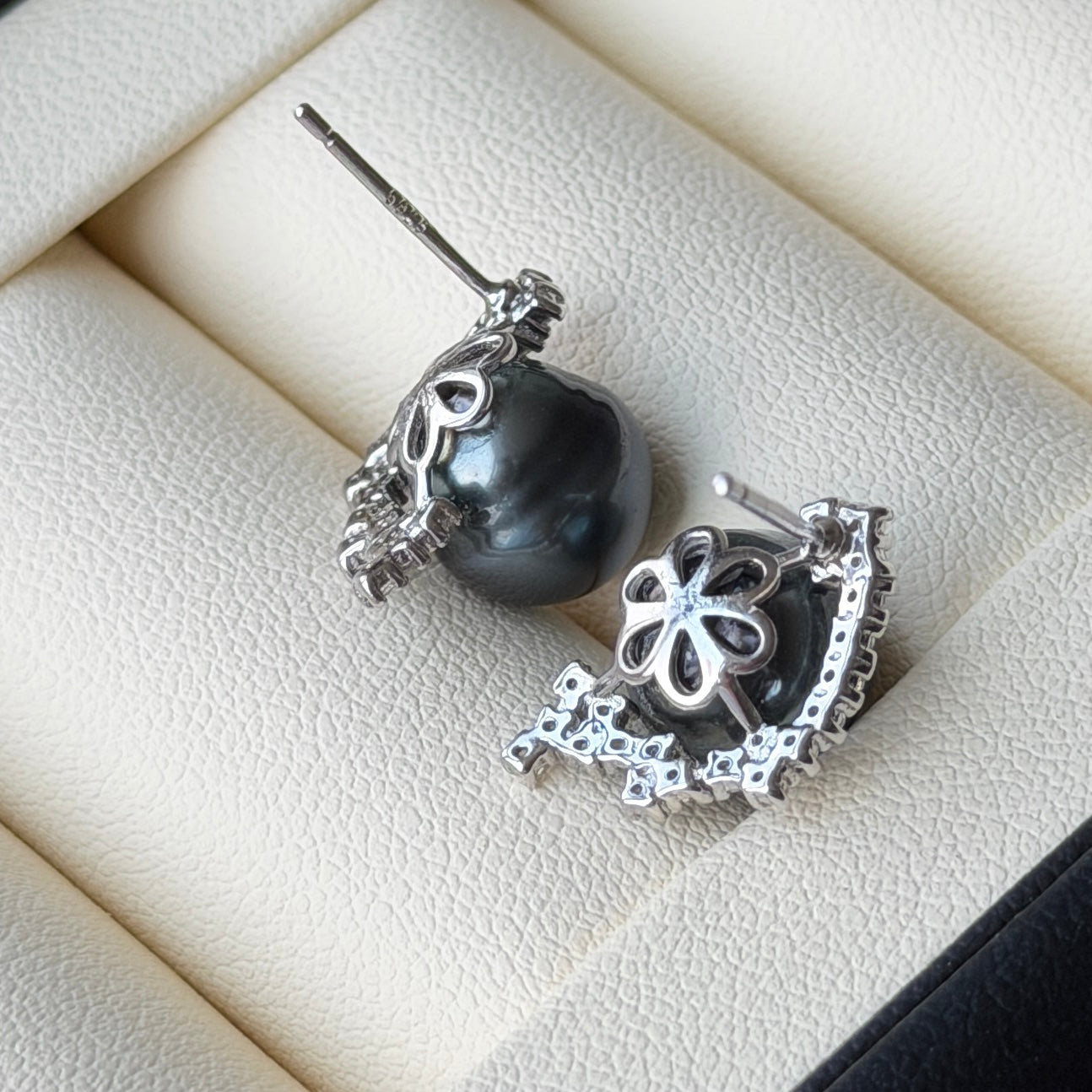 Delicate 9.1mm Black tahitian pearl Earring studs s925