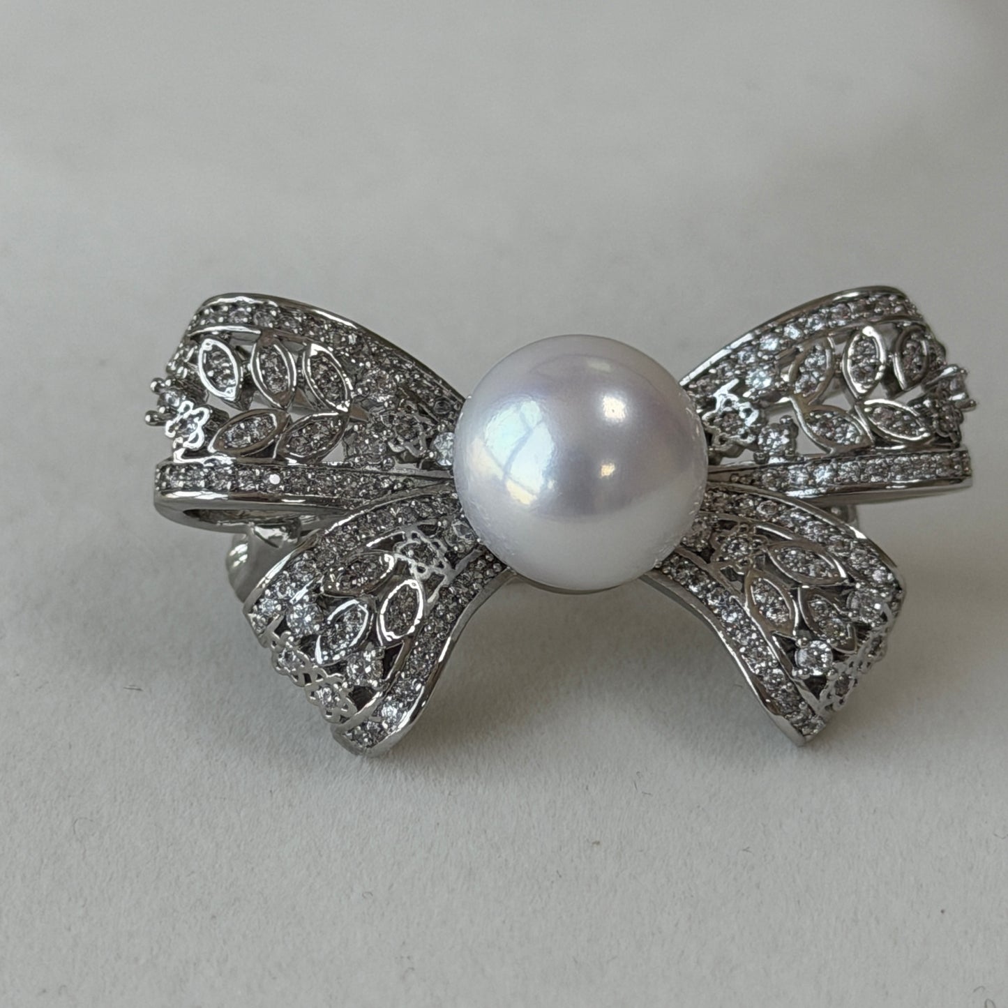 Delicate Bow Pearl brooch alloy