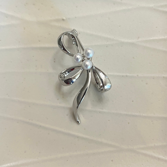 Elegant bouquet brooch with freshwater pearl