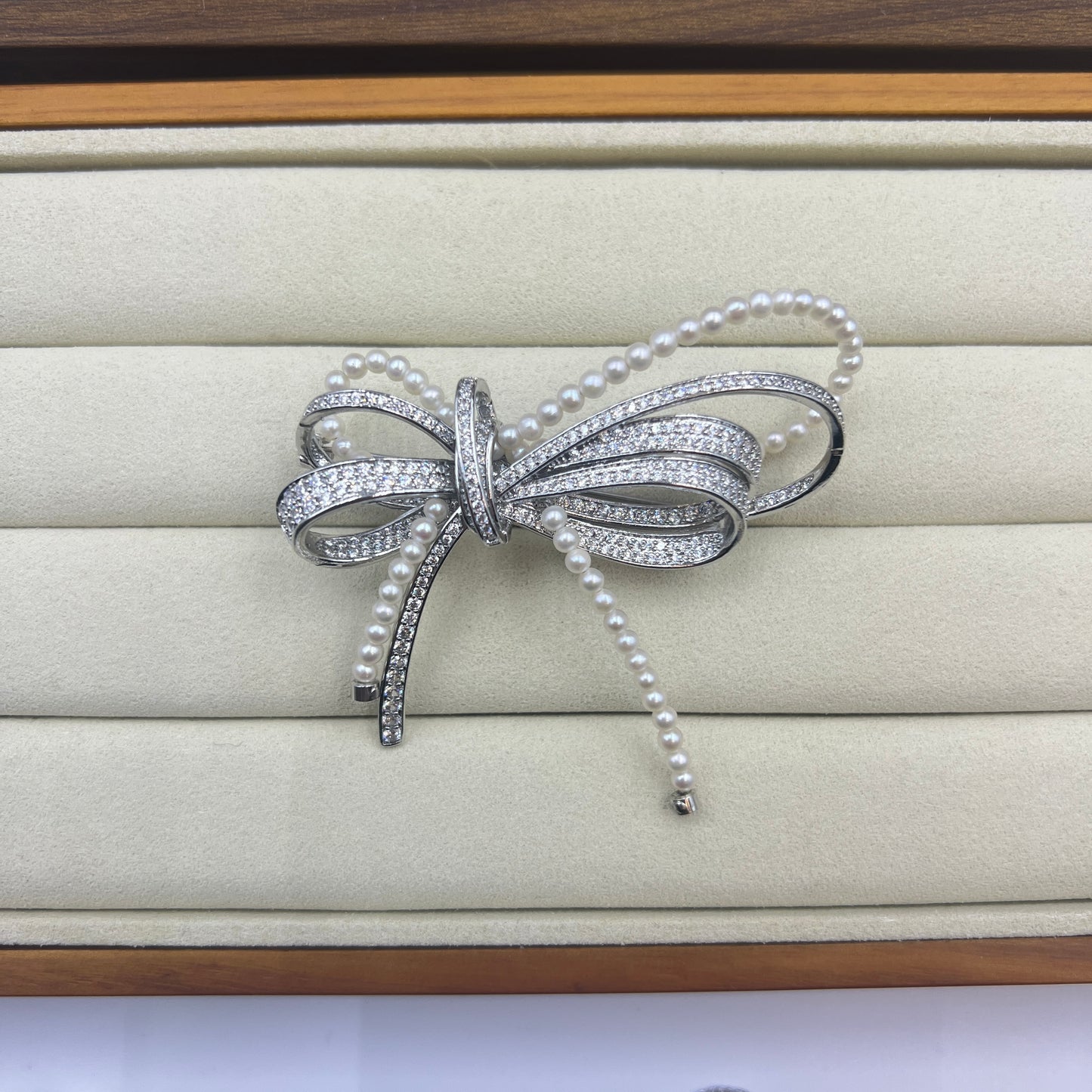 Bowtie Handmade pearl brooch luxury dainty