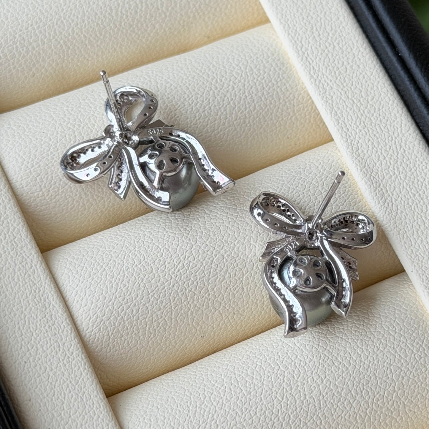 Black Tahitian 8.6mm Bow Earrings s925